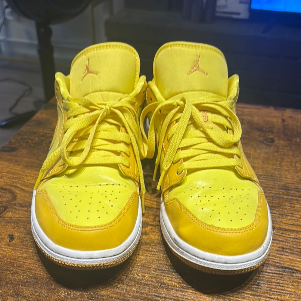 Jordan 1 yellow strike size 12